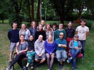 Das Medinetz Jena: Auf dem Foto ist ein Gruppe von 16 Jungen Menschen zu sehen.