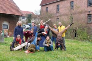 Eine Gruppe von jungen Menschen der Fuchsmühle, manche machen Handstand, alle Lachen.