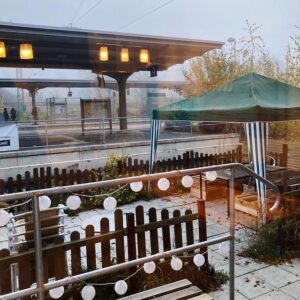 Blick aus dem Cafe-Fenster auf den Bahnhof Salzderhelden, im Herbst.