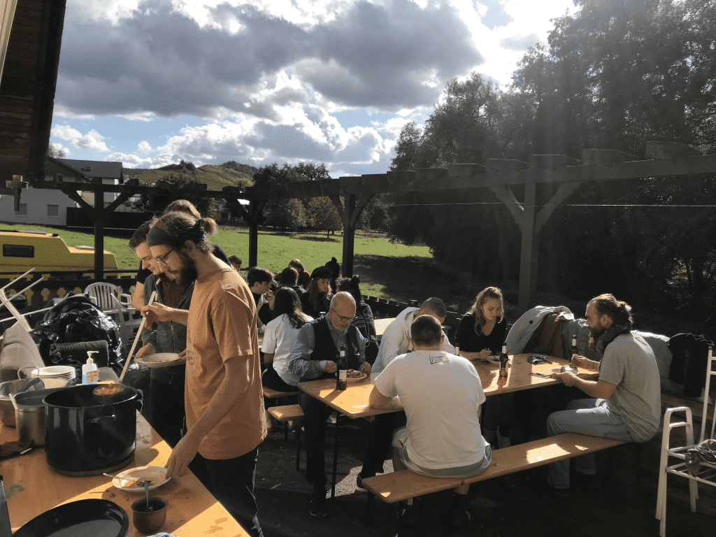 Gemeinsames Essen unter freien Himmel bei der Cusanus Studierendengemeinschaft.