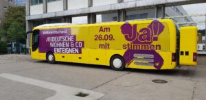 Ein gelber Solibus mit einem Schriftzug: Ja zu Abstimmung der "deutschen wohnen und Co enteignen"