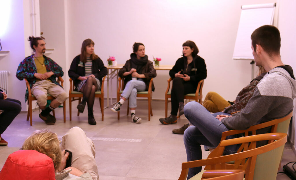 In der Hochschule für Gesellschaftsgestatung: Zu sehen ein Kreis junger Studierender in einer Diskussionsrunde.