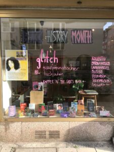 zu sehen ist die Scheibe des glitch-Buchladens in München.