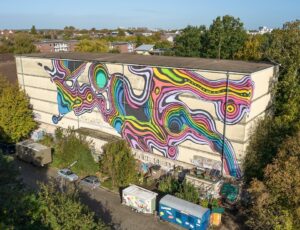 Ein Foto aus der Luft, zu sehen der Hochbunker mit großem buntem Graffiti